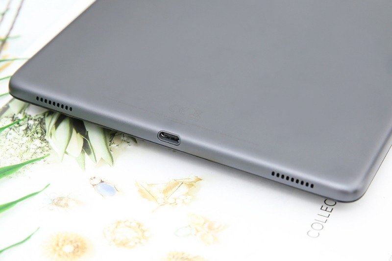 Cạnh dưới máy tính bảng Samsung Tab A 10.1 T515 với cổng USB-C và loa kép