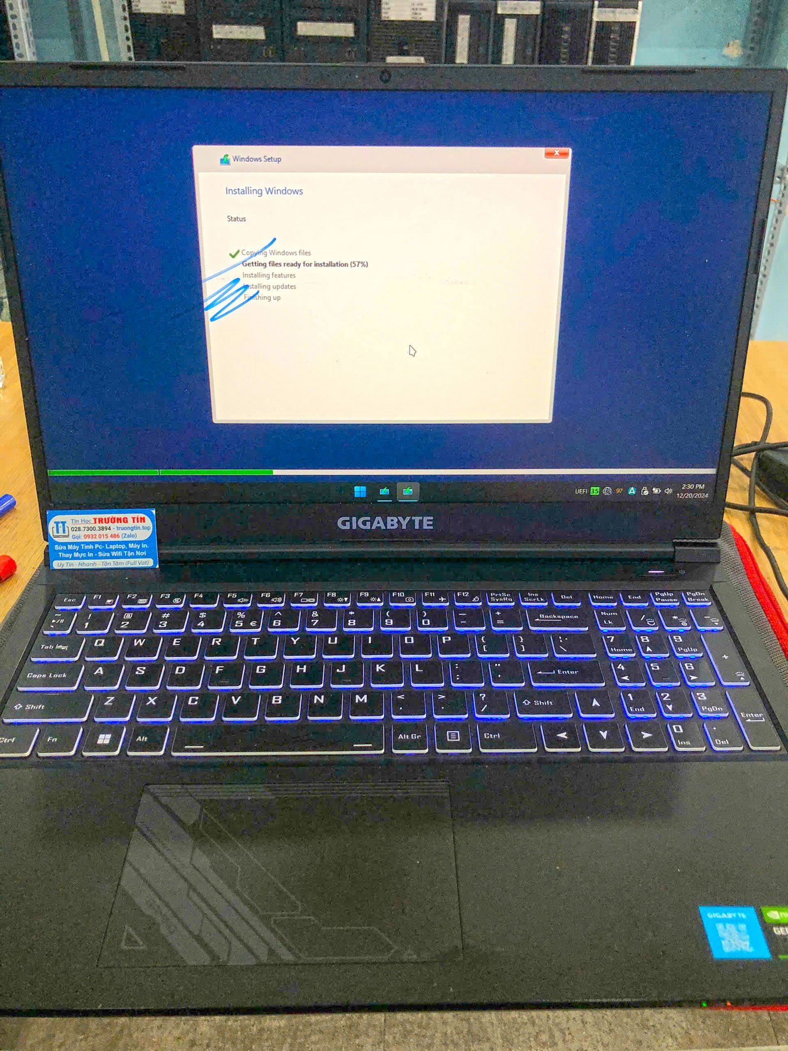 Sửa chữa bản lề laptop bị gãy