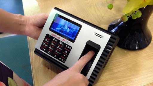 Kiểm tra và xác nhận kết nối máy chấm công