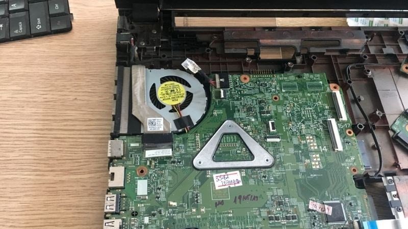 Vệ sinh bo mạch chủ