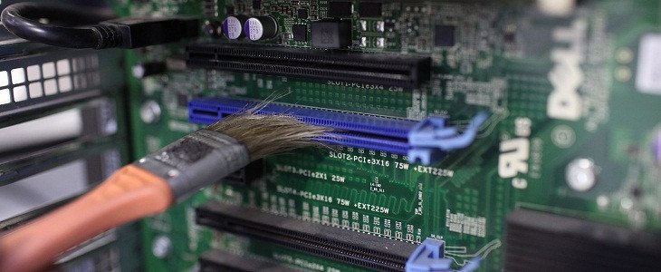 Vệ sinh khe cắm PCI Express cho card màn hình khi máy tính kêu tít tít