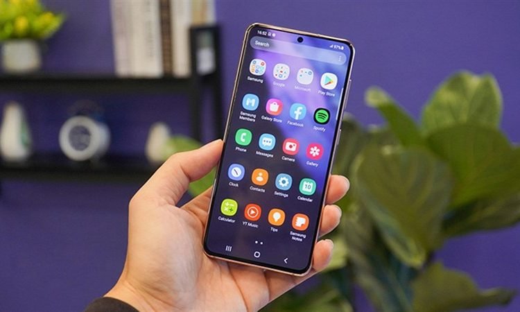 Màn hình điện thoại hiển thị ứng dụng không cần thiết cần gỡ bỏ