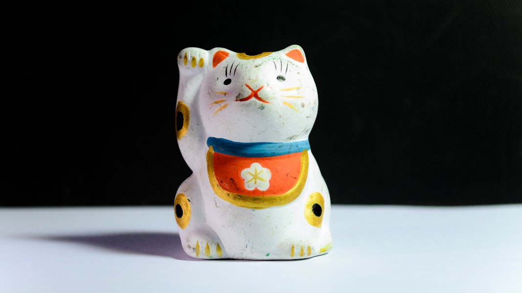 Ảnh nền mèo tài lộc đẹp cho máy tính