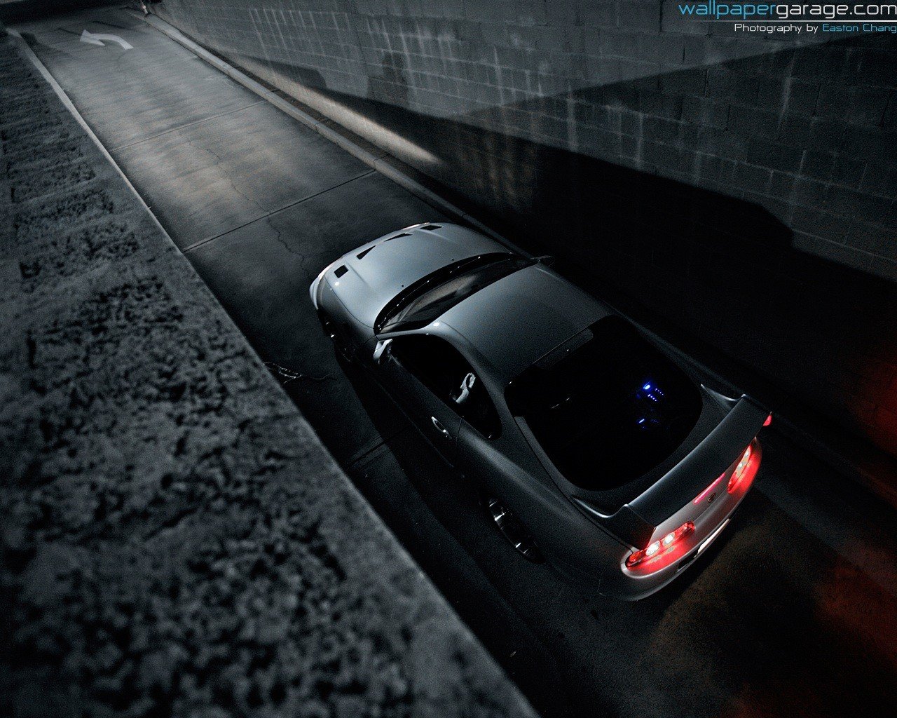 Hình nền oto Toyota Supra thể thao trong bóng tối