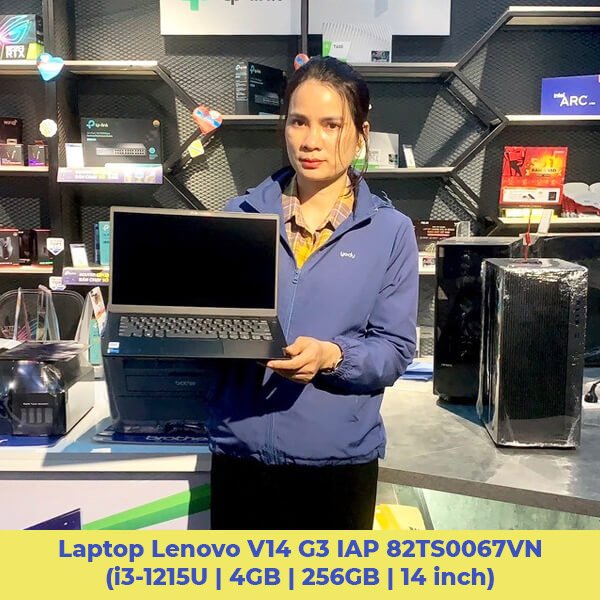 Khách hàng nữ mua sắm tại An Phát Computer