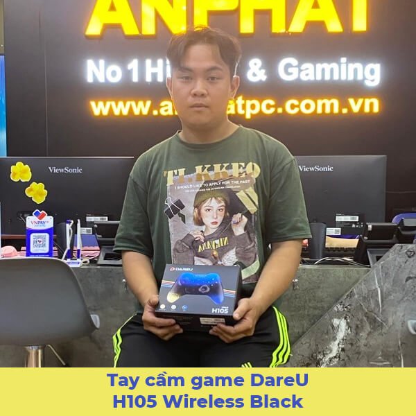 Khách hàng nhận hàng tại An Phát Computer