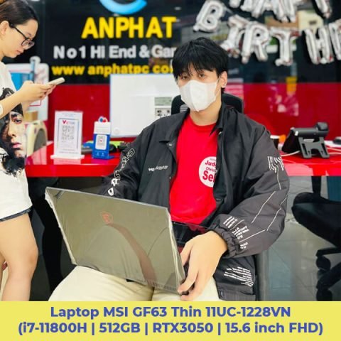 Một khách hàng khác đang xem xét các sản phẩm máy tính và linh kiện tại cửa hàng