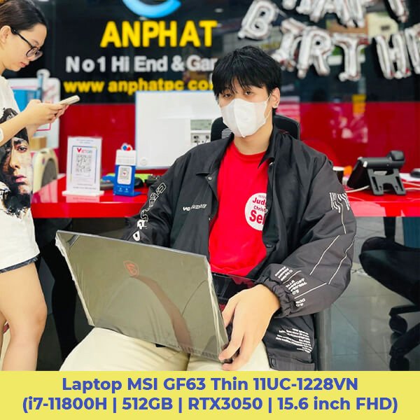 Khách hàng trải nghiệm sản phẩm tại An Phát Computer