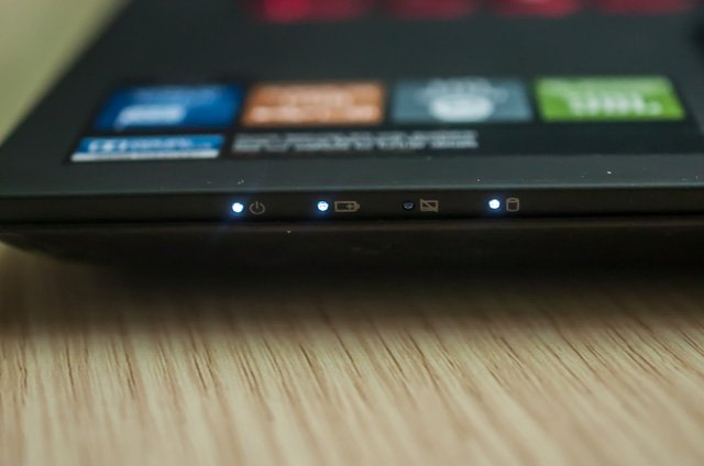 Màn hình Asus tối đen khi đèn LED sáng