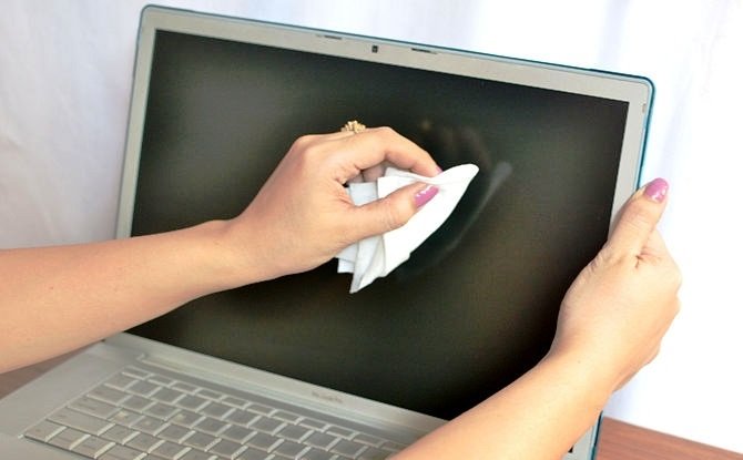 cách xóa màn hình máy tính bị trắng do nhiễm nước