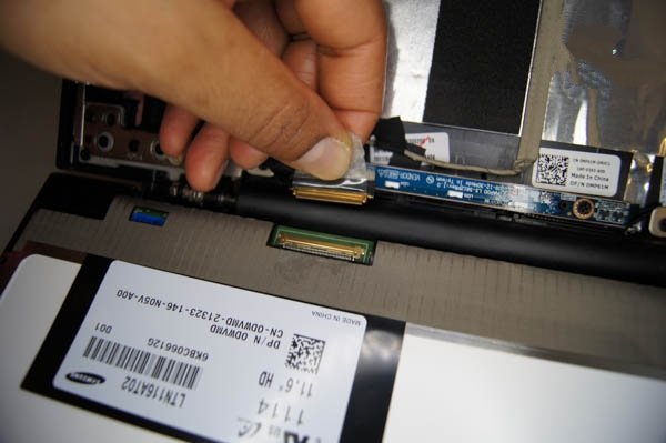 Kiểm tra cáp màn hình khi máy tính bị đen