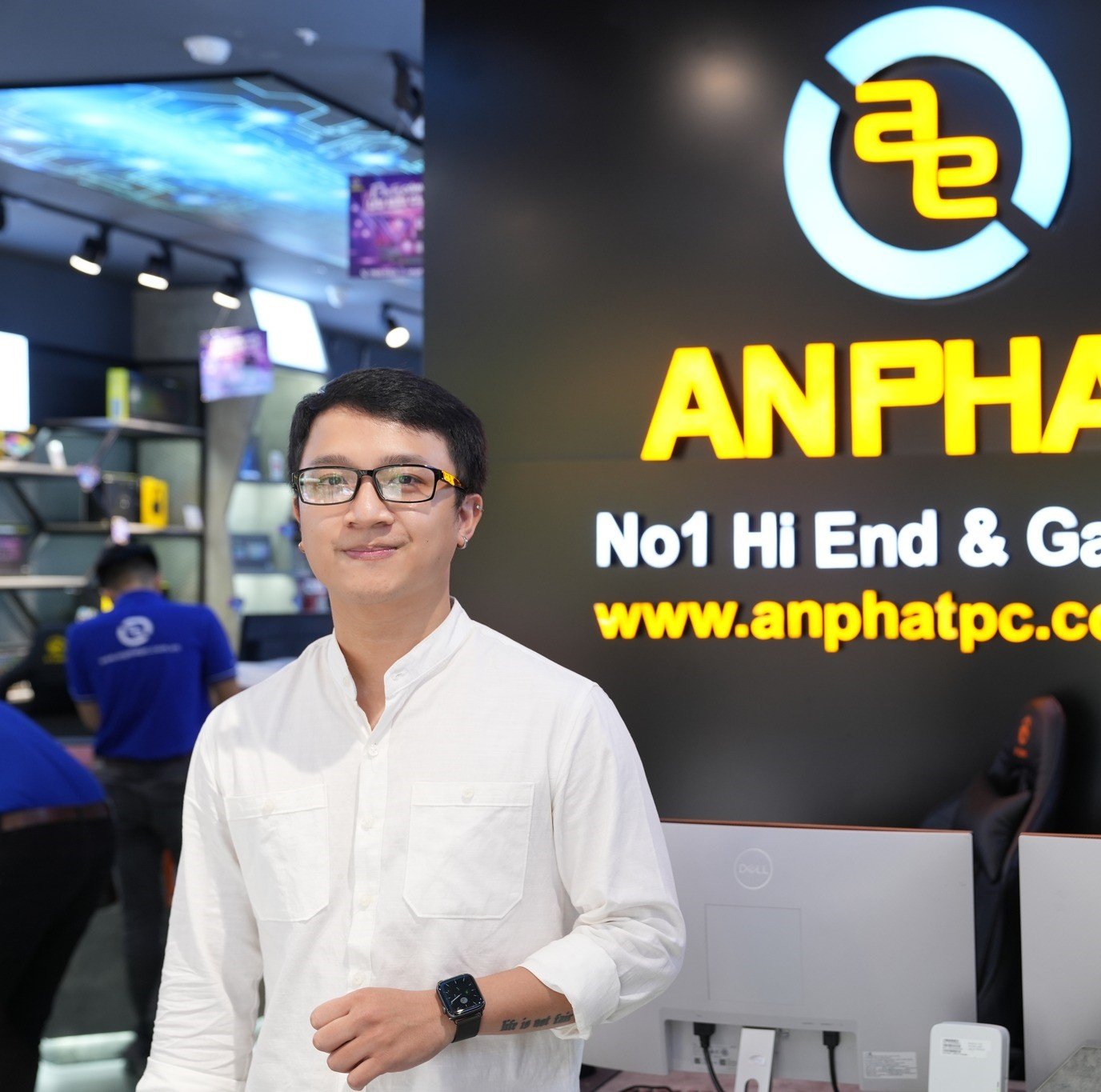 Khách hàng trải nghiệm mua sắm PC và màn hình tại An Phát Computer