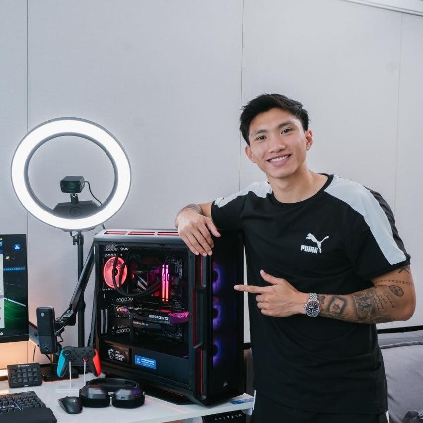 Cầu thủ Đoàn Văn Hậu chụp ảnh cùng dàn máy tính tại An Phát Computer