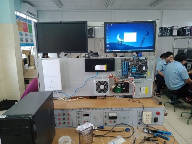 Sinh viên thực hành lắp ráp máy tính trong phòng thí nghiệm kỹ thuật phần cứng