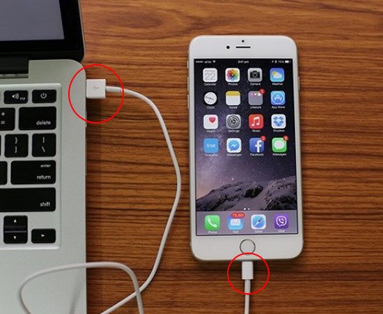 Bước 1: Đầu tiên bạn sẽ kết nối điện thoại của bạn với máy tinh thông qua cáp USB.
