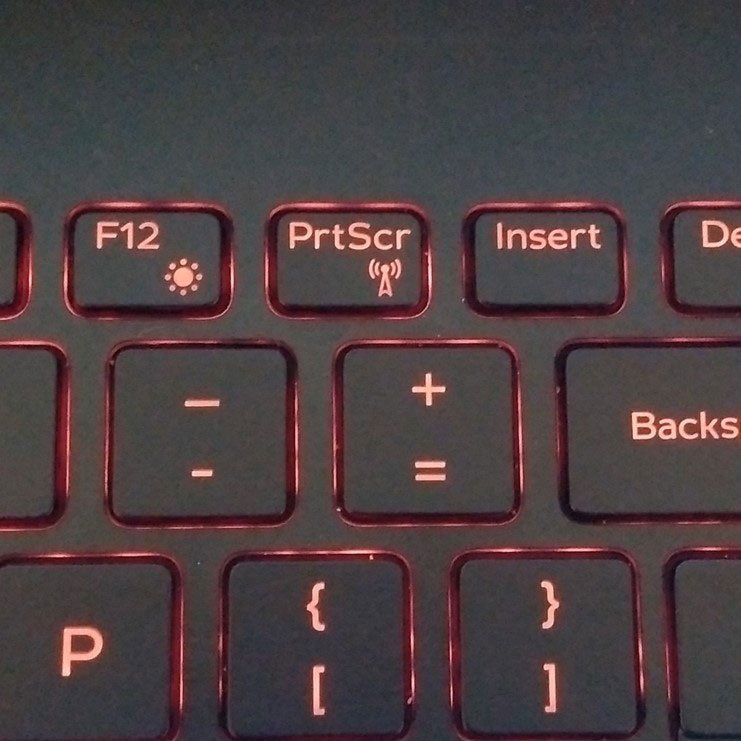 Bàn phím laptop hiển thị phím Fn và các phím chức năng