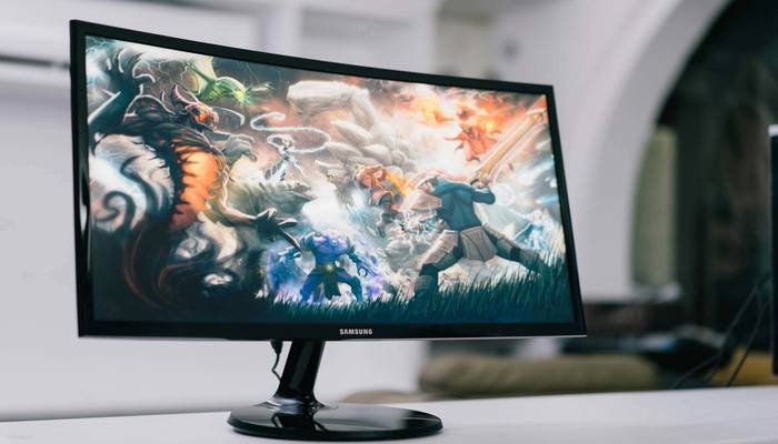 Cô gái đang sử dụng màn hình cong cho máy tính để làm việc