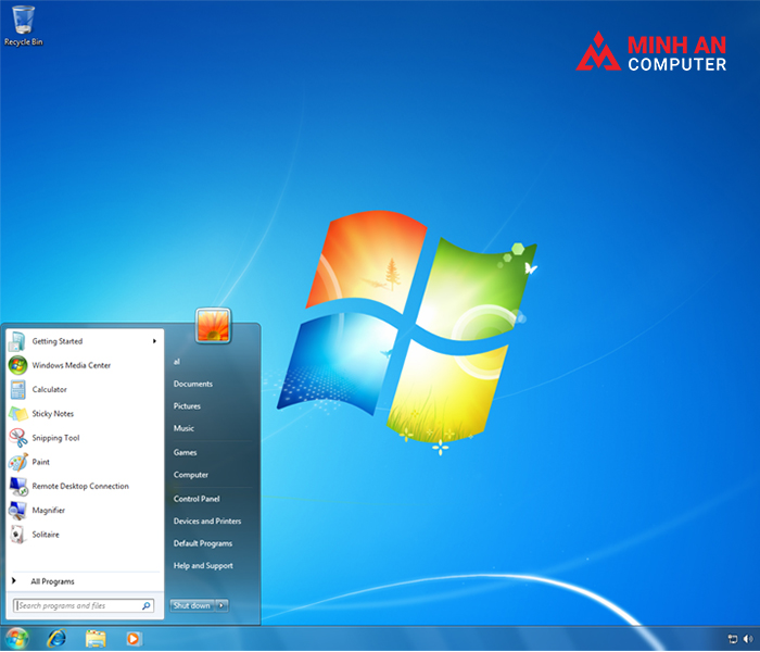 Màn hình desktop Windows hiển thị quá trình khởi động hệ điều hành máy tính văn phòng