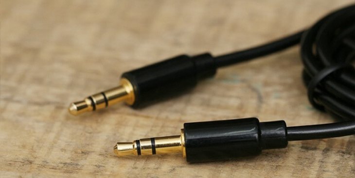 cắm dây loa 3.5mm vào cổng audio out của máy tính để bàn