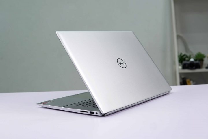 Laptop Dell Inspiron 5625 màu bạc sang trọng với màn hình 16 inch rộng lớn hiển thị hình ảnh sắc nét