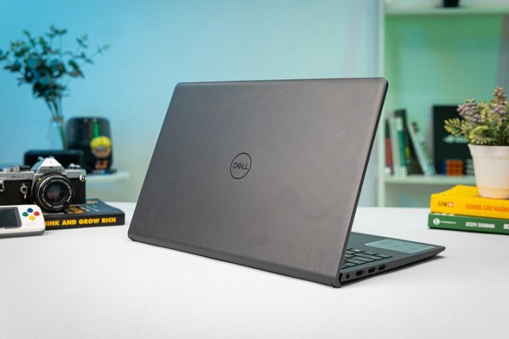 Laptop Dell Inspiron 3520 màu đen với màn hình 120Hz, bàn phím số và thiết kế cứng cáp