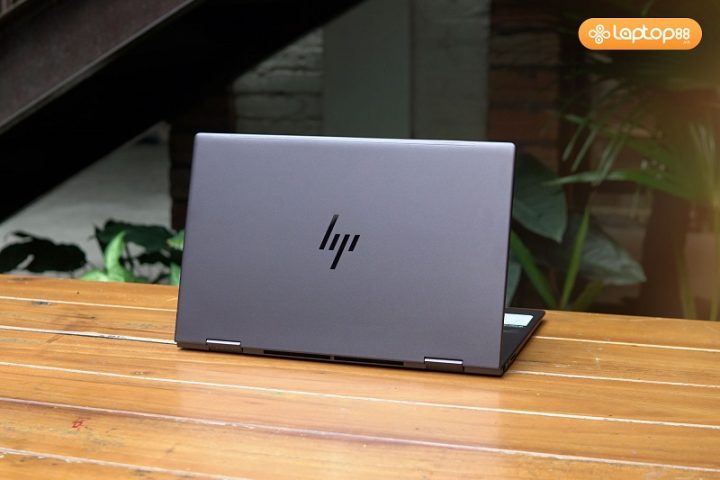Laptop HP Envy X360 Ryzen 5 đang hiển thị màn hình xoay gập linh hoạt, phù hợp cho nhiều tác vụ và môi trường làm việc