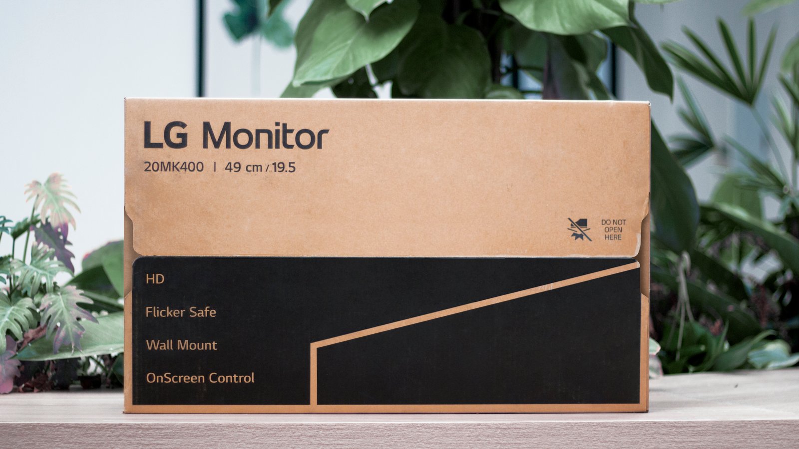 Màn hình máy tính LG 19.5 inch 20MK400H-B với thiết kế tối giản trên bàn làm việc.