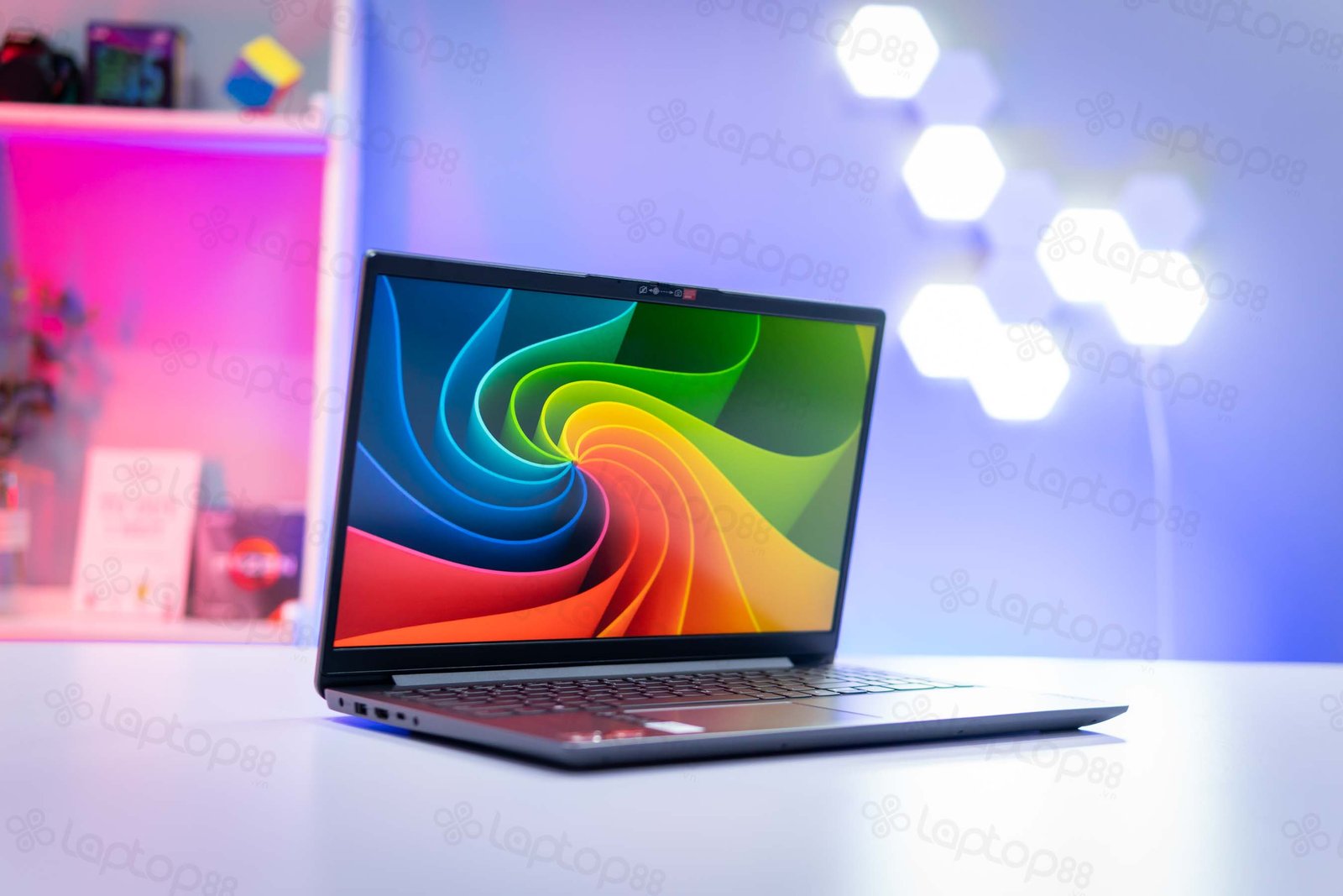 Hình ảnh máy tính đẹp nhất: Màn hình sắc nét của Lenovo Ideapad 3 từ mọi góc nhìn