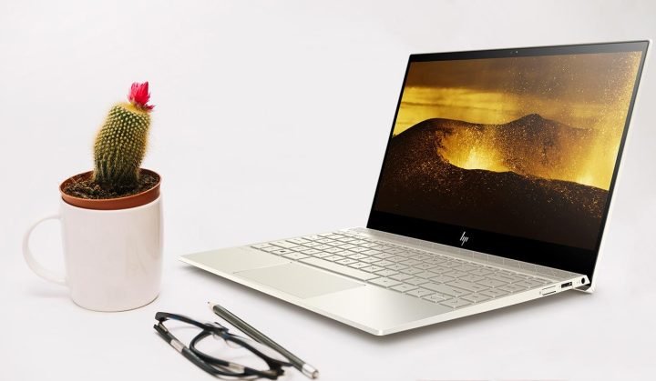 Màn hình sắc nét và bàn phím của máy tính HP Envy Core i7