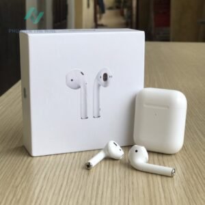 Người dùng đang kiểm tra tai nghe không kết nối với máy tính, tìm kiếm giải pháp.