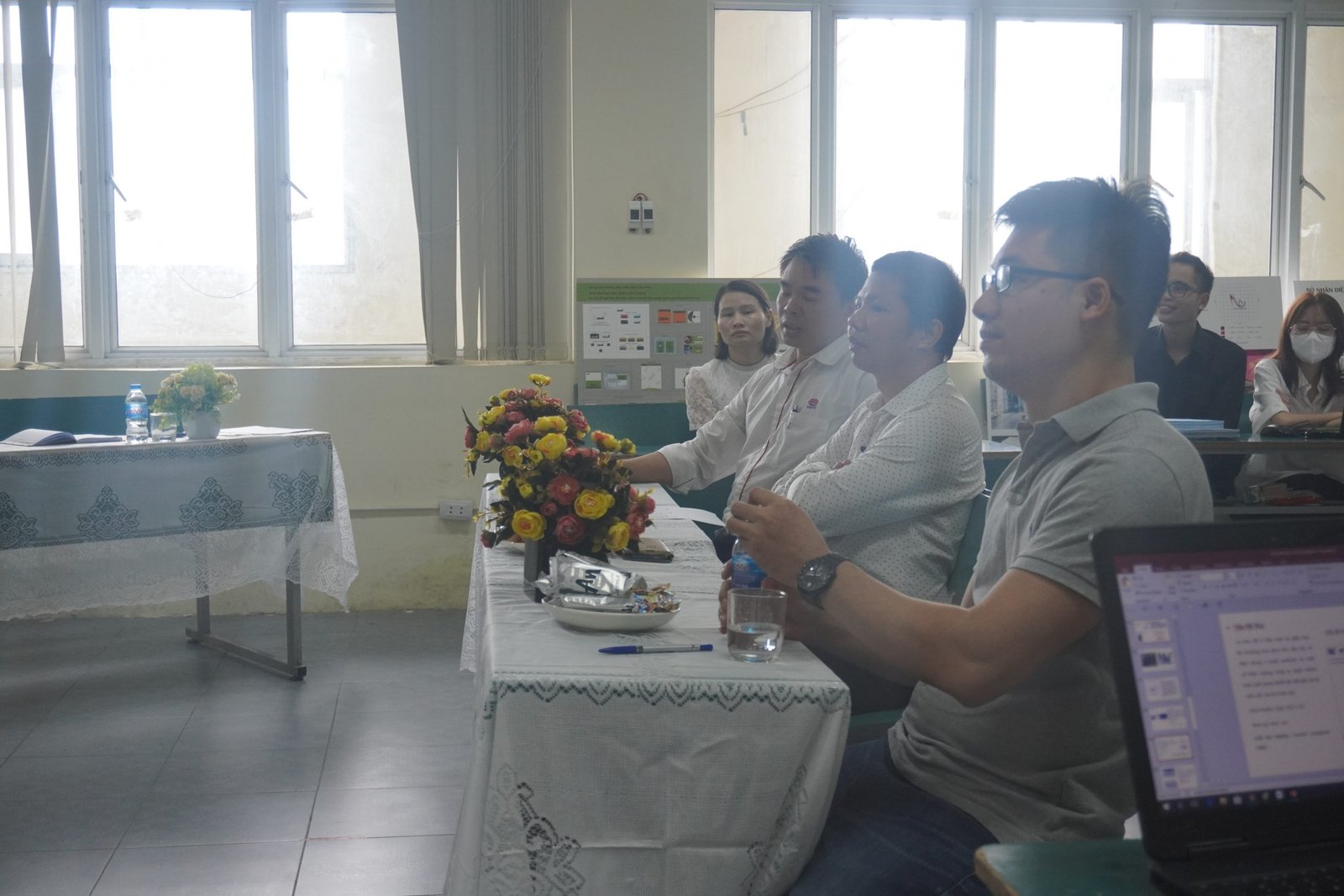 Lập trình viên tương lai tự tin trình bày dự án tốt nghiệp ngành lập trình viên máy tính