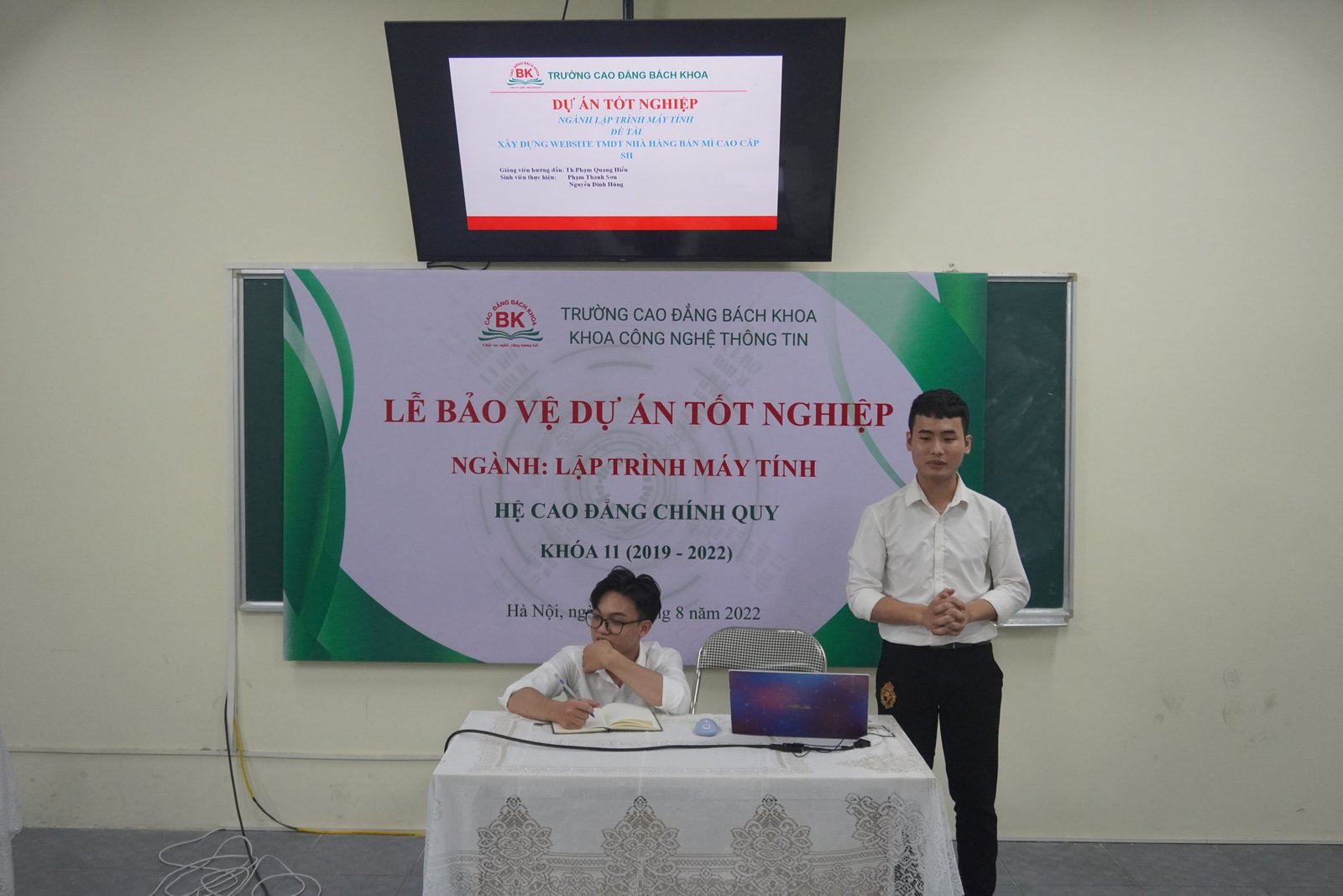 Trao đổi chuyên sâu về đề tài trong buổi bảo vệ đồ án ngành lập trình viên máy tính