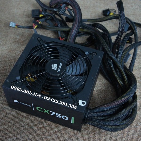 Thợ kỹ thuật đang kiểm tra và sửa chữa nguồn máy tính để bàn