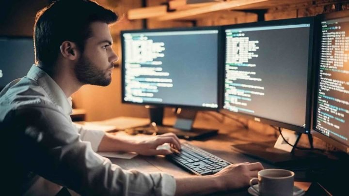 Màn hình máy tính hiển thị thông tin và ứng dụng đa dạng