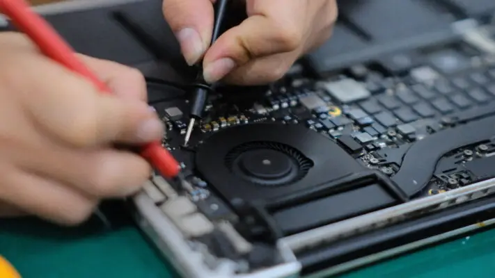 Thợ sửa chữa máy tính tại nhà Hà Nội kiểm tra laptop