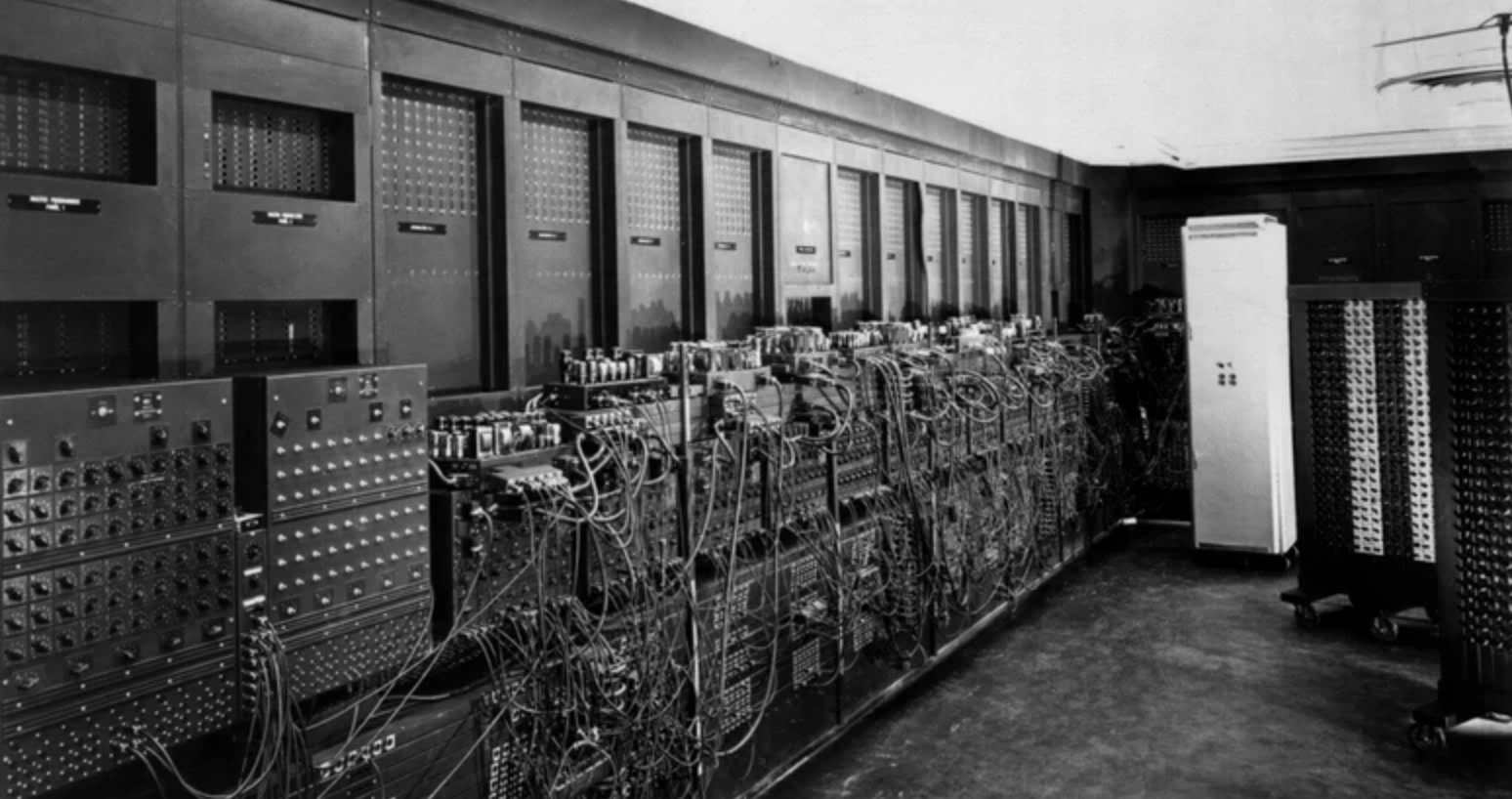 Lịch sử máy tính đầu tiên và sự phát triển vượt bậc của công nghệ