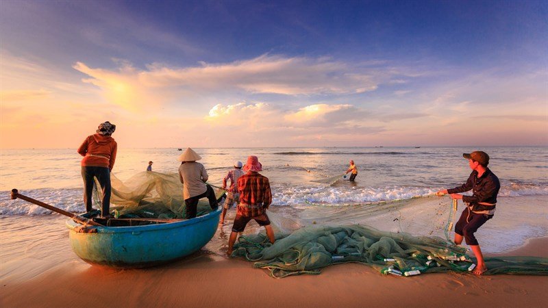 Ảnh nền bình minh đẹp trên biển với mặt trời mọc phản chiếu trên mặt nước phẳng lặng