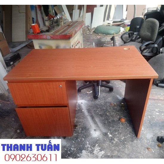 Bàn làm việc 1m2 với 2 hộc tủ bên trái, tình trạng 95% cho máy vi tính để bàn thanh lý