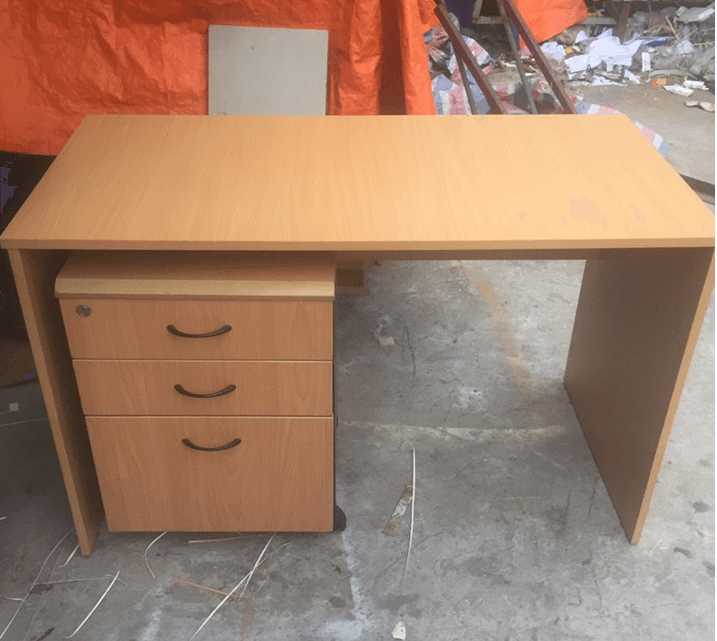 Bàn làm việc kèm cabin màu vàng, chất liệu công nghiệp cao cấp cho máy vi tính để bàn thanh lý