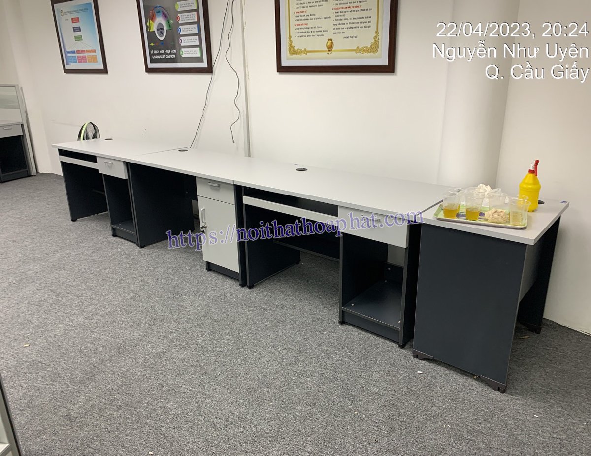 Máy tính nhỏ gọn giá rẻ đặt gọn gàng trên bàn làm việc hiện đại