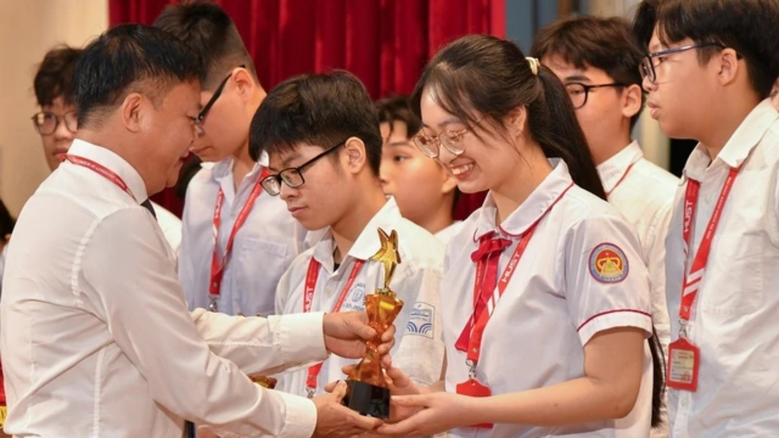 Điểm chuẩn Khoa học Máy tính Bách khoa Hà Nội - PGS Nguyễn Phong Điền trao cúp