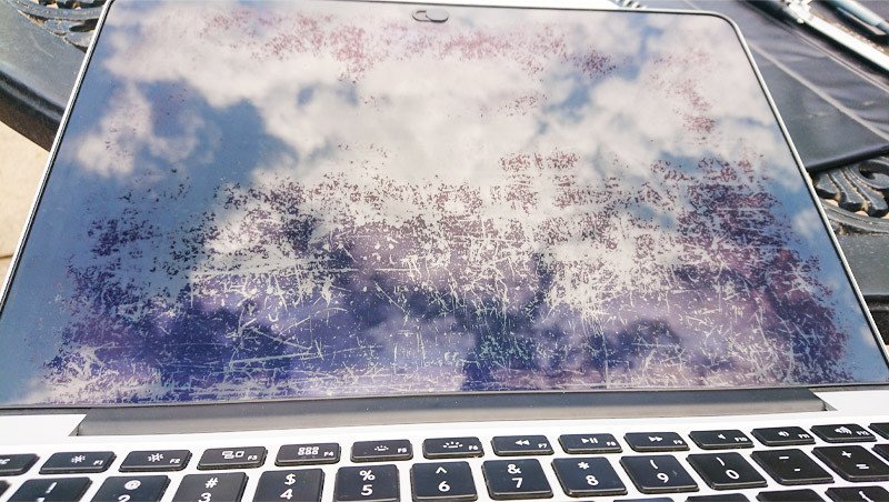 Các vết bẩn lâu ngày tích tụ cũng làm màn hình máy tính đen 1 góc