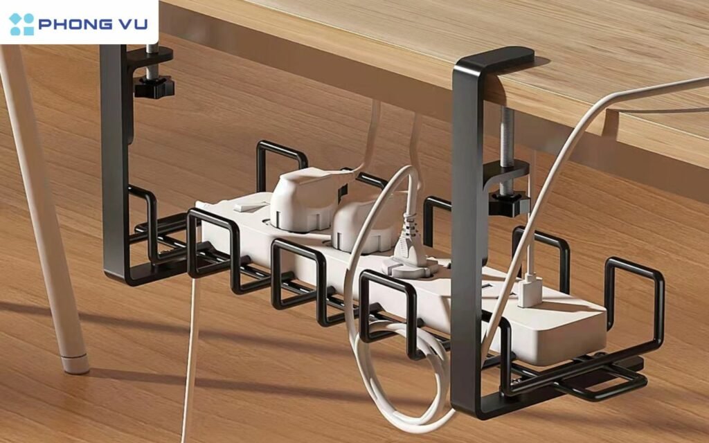 Cố định ổ cắm điện và bộ nguồn dưới bàn làm việc để quản lý dây điện máy tính gọn gàng