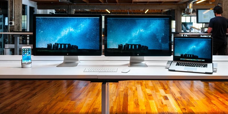 MacBook kết nối với màn hình Apple thông qua cáp Type-C