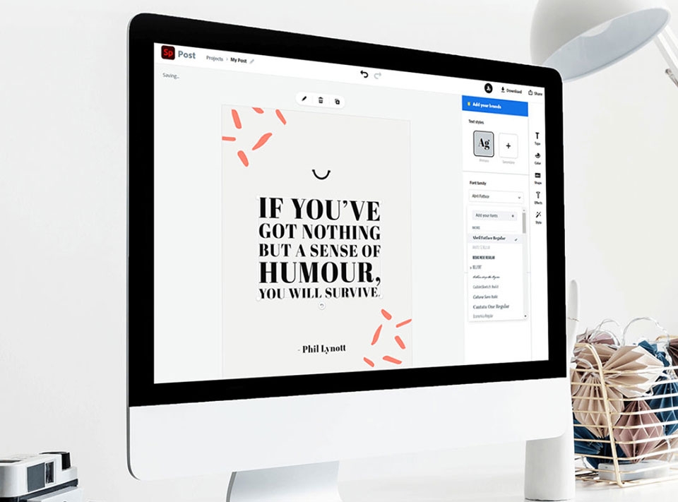 Người dùng đang xem poster kỹ thuật số trên màn hình máy tính, minh họa việc làm poster trên máy tính.