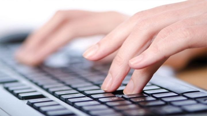 Vệ sinh bàn phím để khắc phục lỗi dính phím, sửa lỗi bàn phím máy tính bị loạn chữ