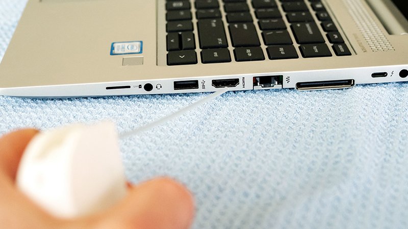 Vệ sinh cổng kết nối laptop bằng tăm bông và khí nén