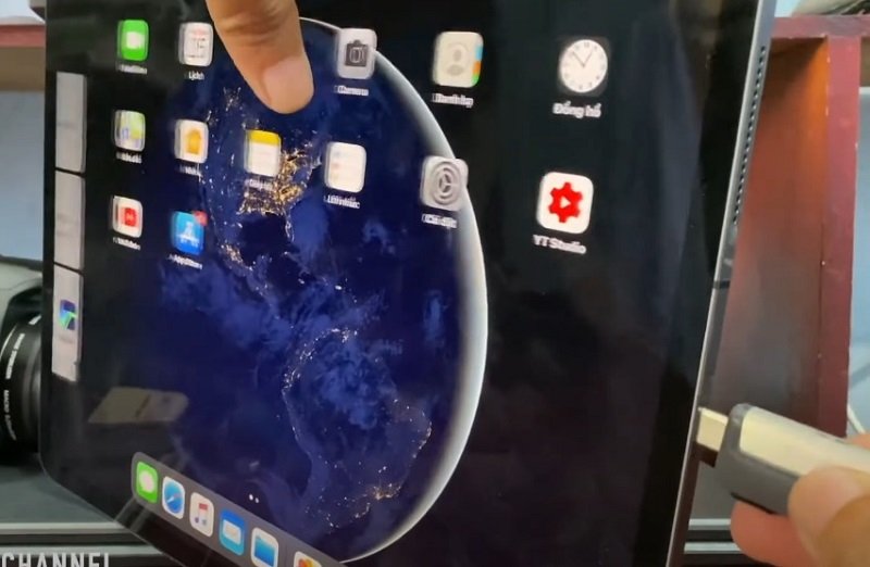 Kết nối iPad với máy tính bằng dây cáp để chuyển dữ liệu trực tiếp