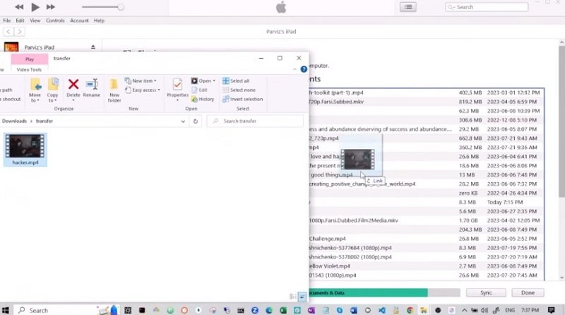 Kéo và thả file từ iTunes vào cửa sổ iMovie để chỉnh sửa và chuyển dữ liệu