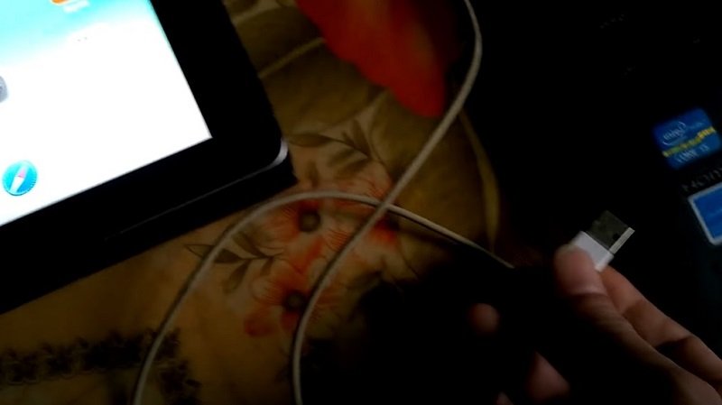 Kết nối iPad với máy tính bằng dây sạc để sử dụng FileManager